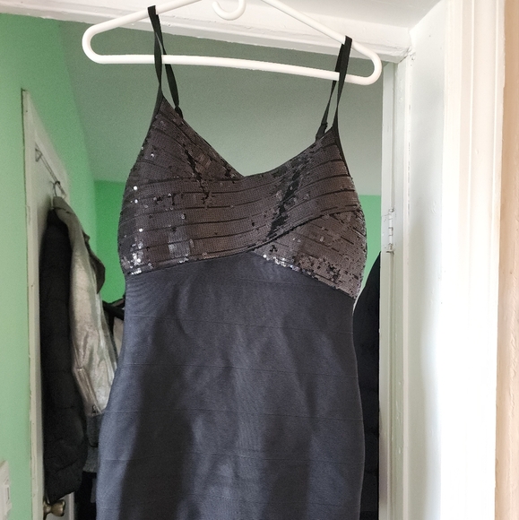 Guess women's stretchy, sophisticated dress. - Picture 8 of 8